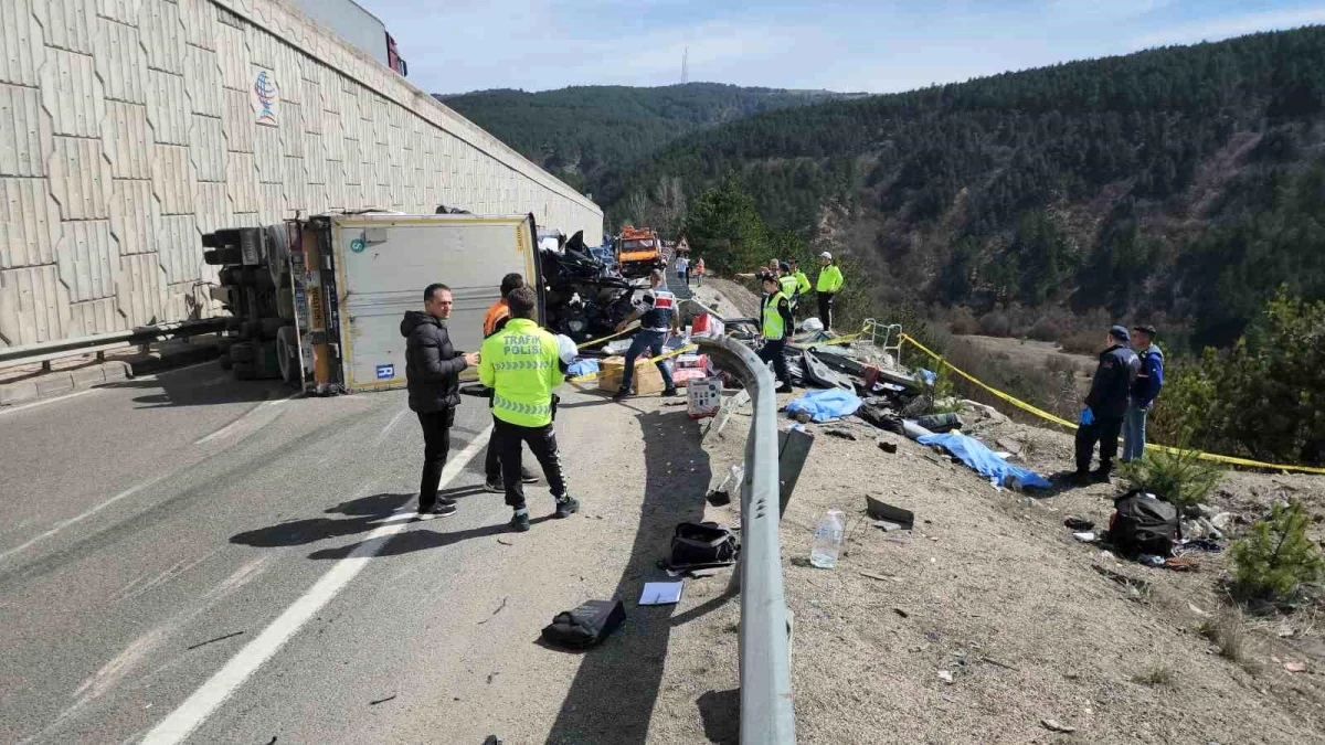 Çankırı-Karabük karayolunda tırın arızalanan hafif ticari aracın üzerine devrilmesi sonucu 4 kişi hayatını kaybetti