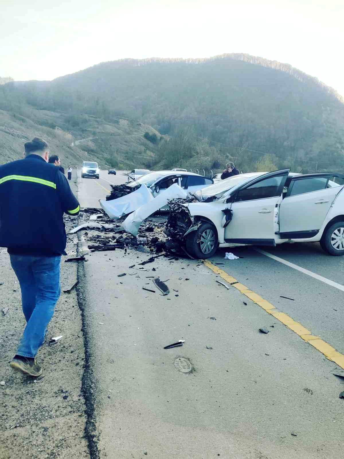 Bartın\'da Kafa Kafaya Çarpışan Otomobillerde Bir Kişi Hayatını Kaybetti