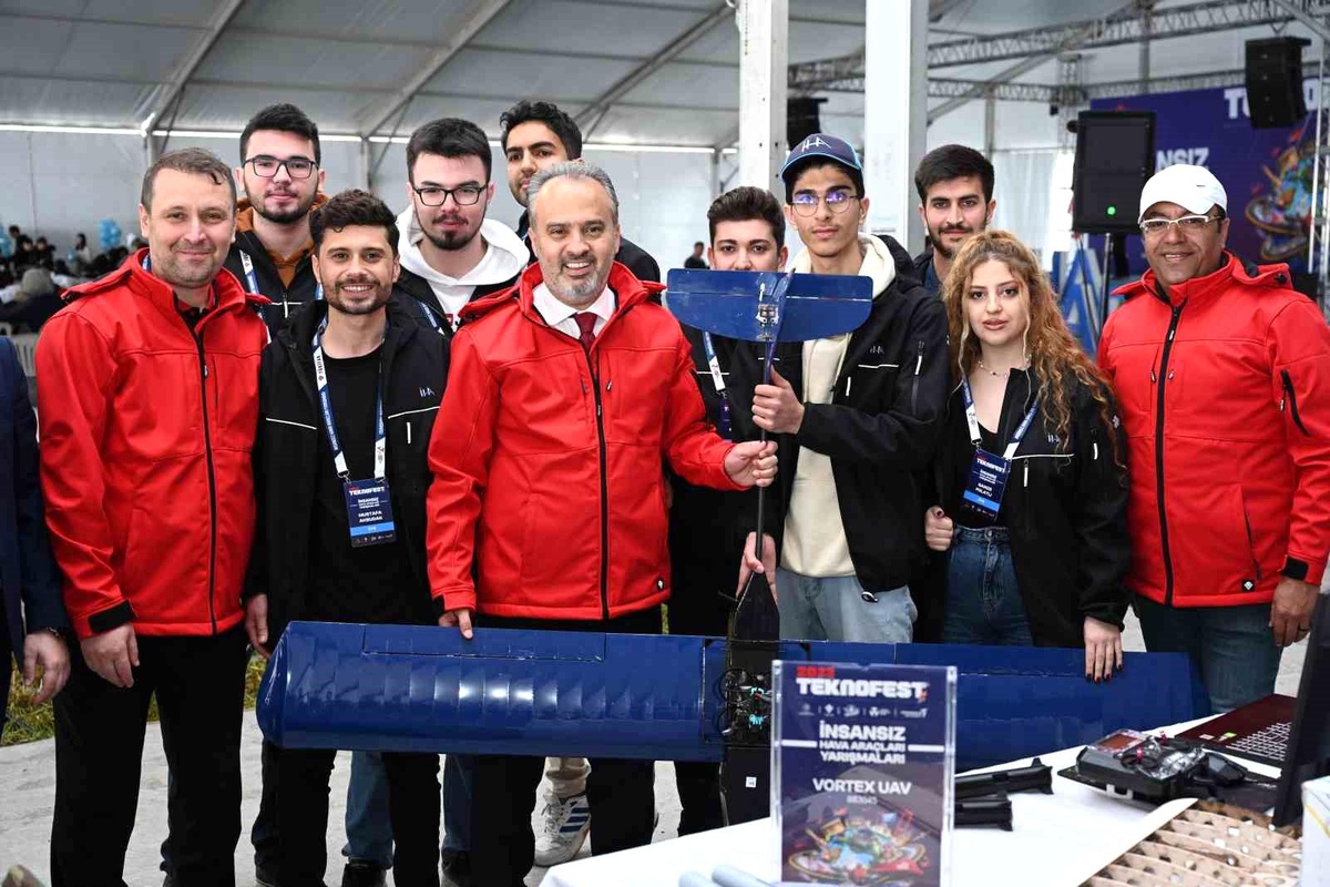 Bursa Büyükşehir Belediye Başkanı Alinur Aktaş, Bursa\'yı dönüştürmek için çalışmalarını sürdürüyor