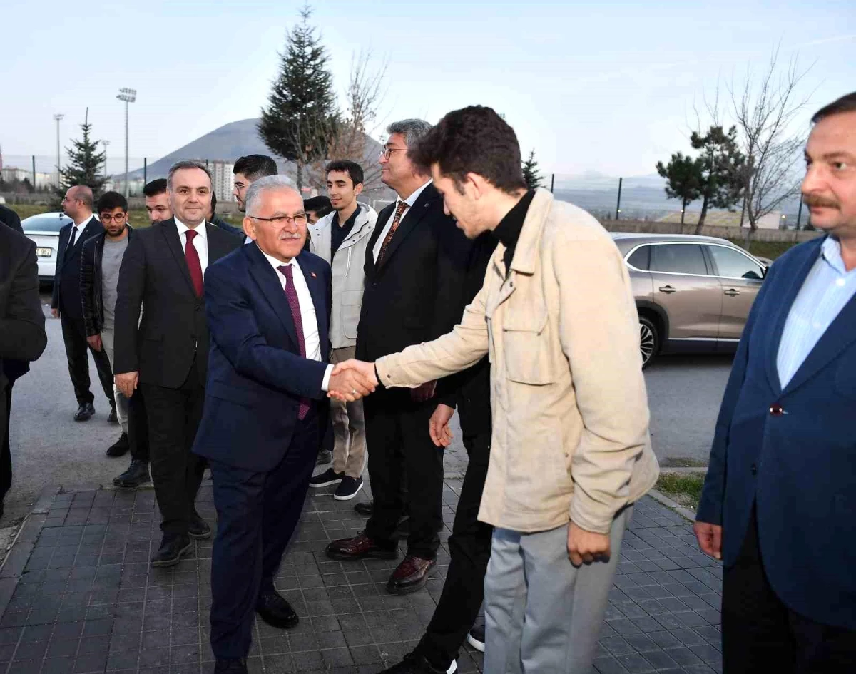 Başkan Büyükkılıç, Erciyes Üniversitesi öğrencileri ile iftarda buluştu