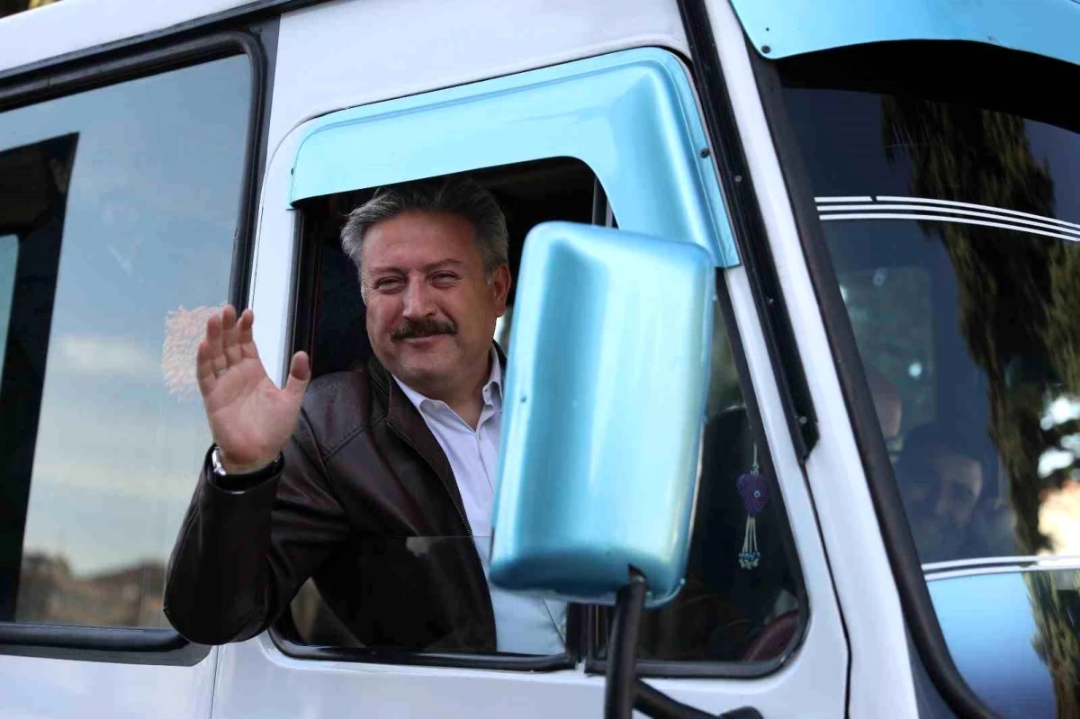 Melikgazi Belediye Başkanı Seçim Turunda Nostaljik Araçlarla Kayseri\'yi Renklendirdi