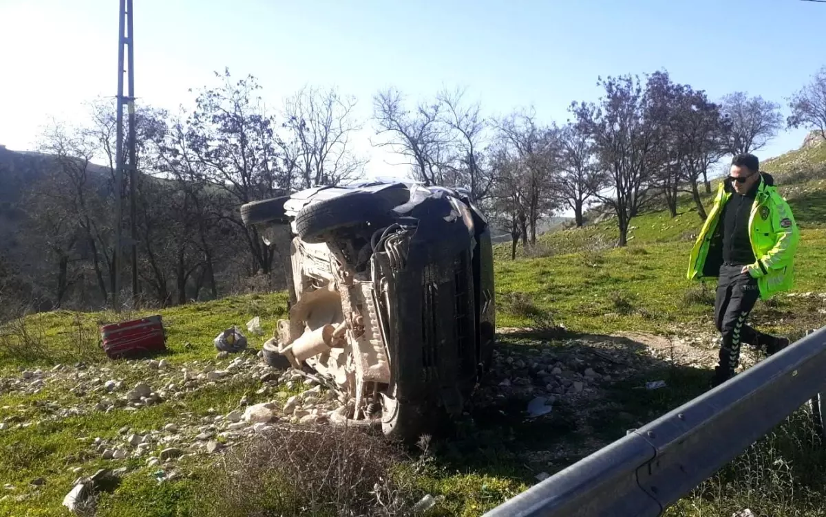 Adıyaman\'ın Besni ilçesinde hafif ticari araç takla attı: 7 yaralı
