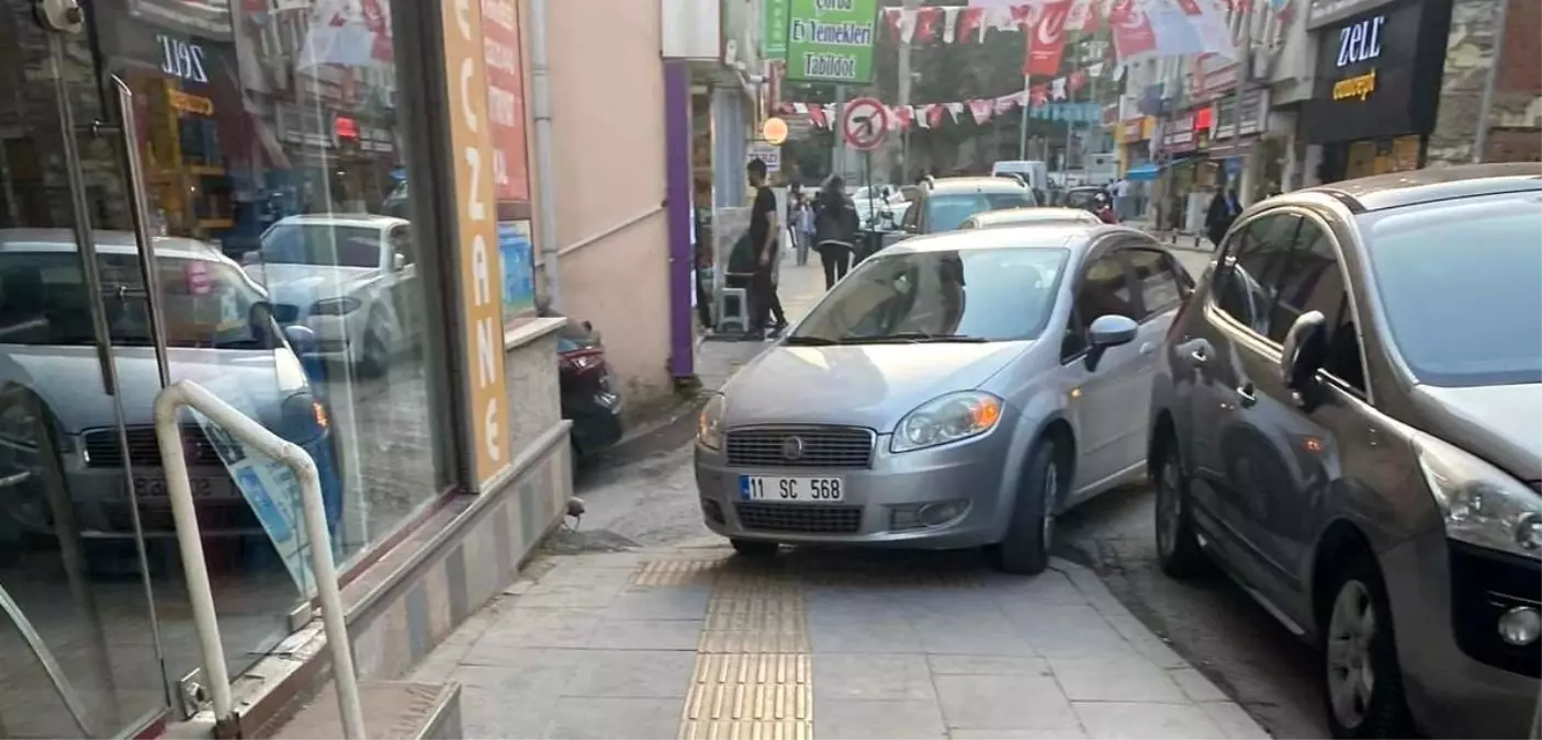 Görme Engelli Yolu Üzerine Park Eden Sürücü Vatandaşları Çileden Çıkardı