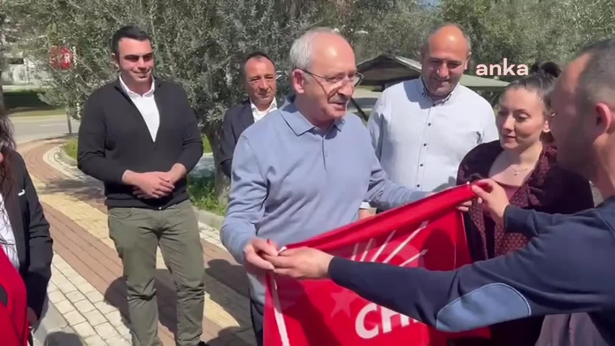 Kılıçdaroğlu\'na Türk ve CHP bayrağı verildi