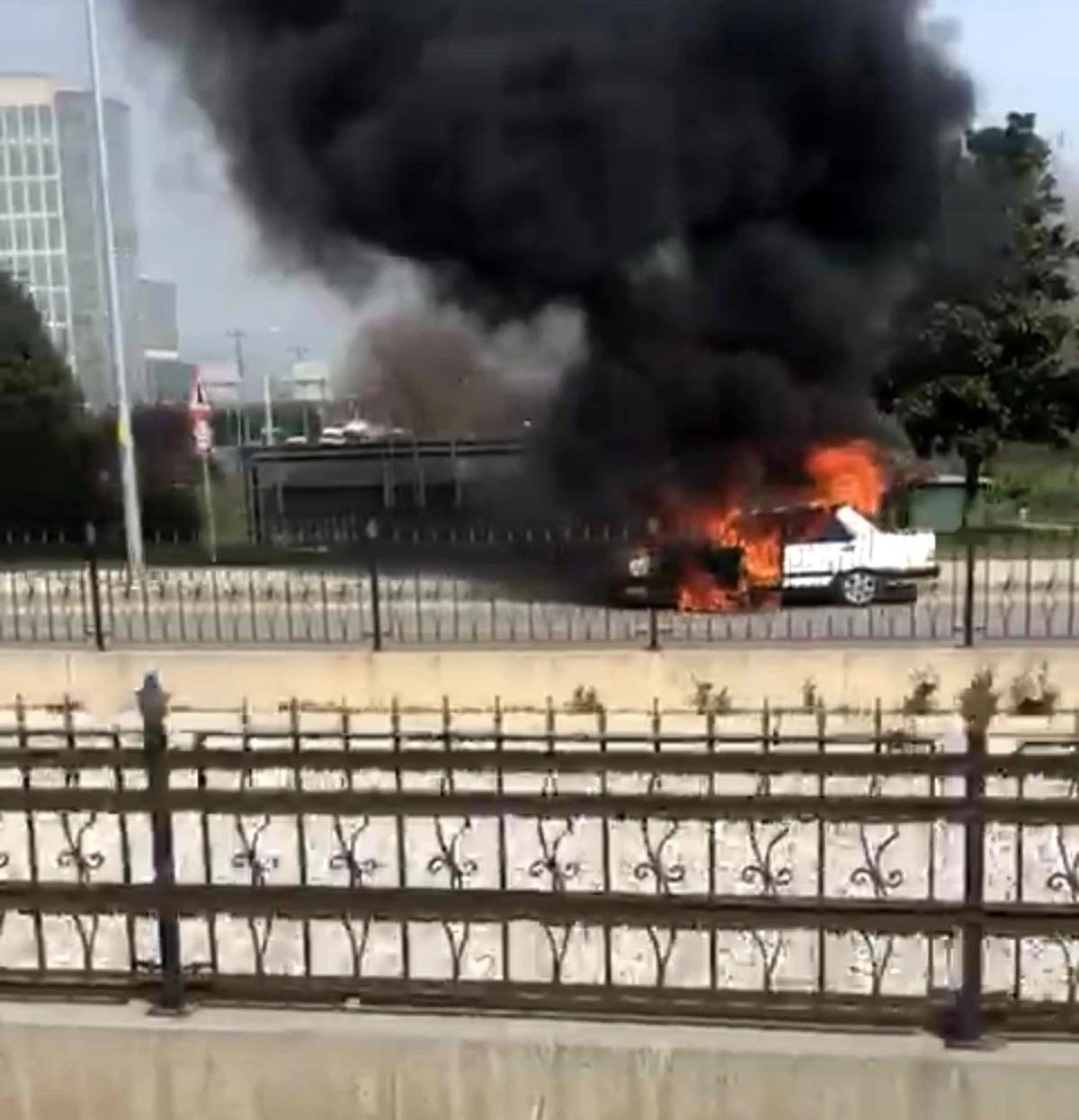 Bursa\'da seyir halinde olan otomobil alev alev yandı