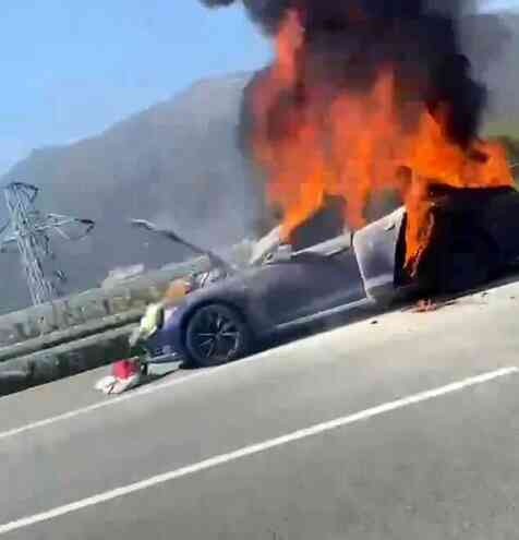 Bursa'da Tesla Marka Elektrikli Otomobil Alev Aldı