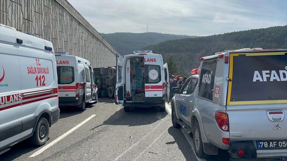 Çankırı\'da tırın otomobilin üzerine devrilmesi sonucu 4 kişi hayatını kaybetti, 2\'si polis 3 kişi yaralandı