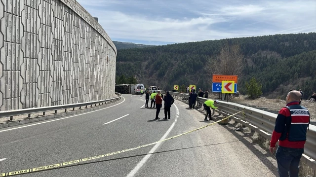 Çankırı'da tır otomobilin üzerine devrildi! 4 kişi öldü, 2'si polis 3 kişi yaralandı