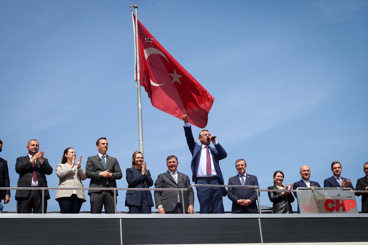 CHP Genel Başkanı Özgür Özel, İzmir\'de Kadro Değişikliği Yaptıklarını Açıkladı