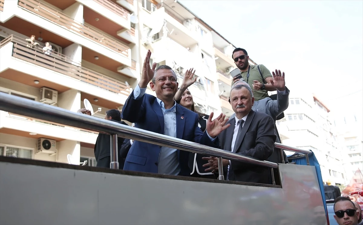 CHP Genel Başkanı Özgür Özel, memleketinde üstü açık otobüsle şehir turu attı