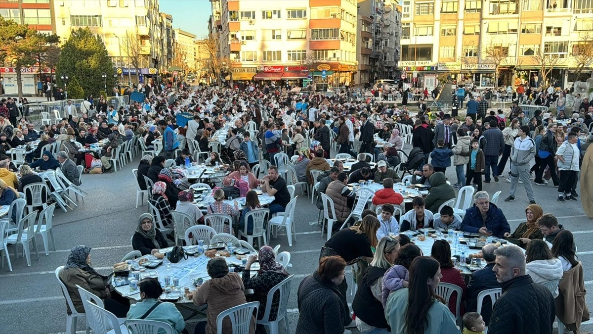 Cumhur İttifakı Kırklareli Belediye Başkan Adayı Derya Bulut, vatandaşlarla iftar yaptı