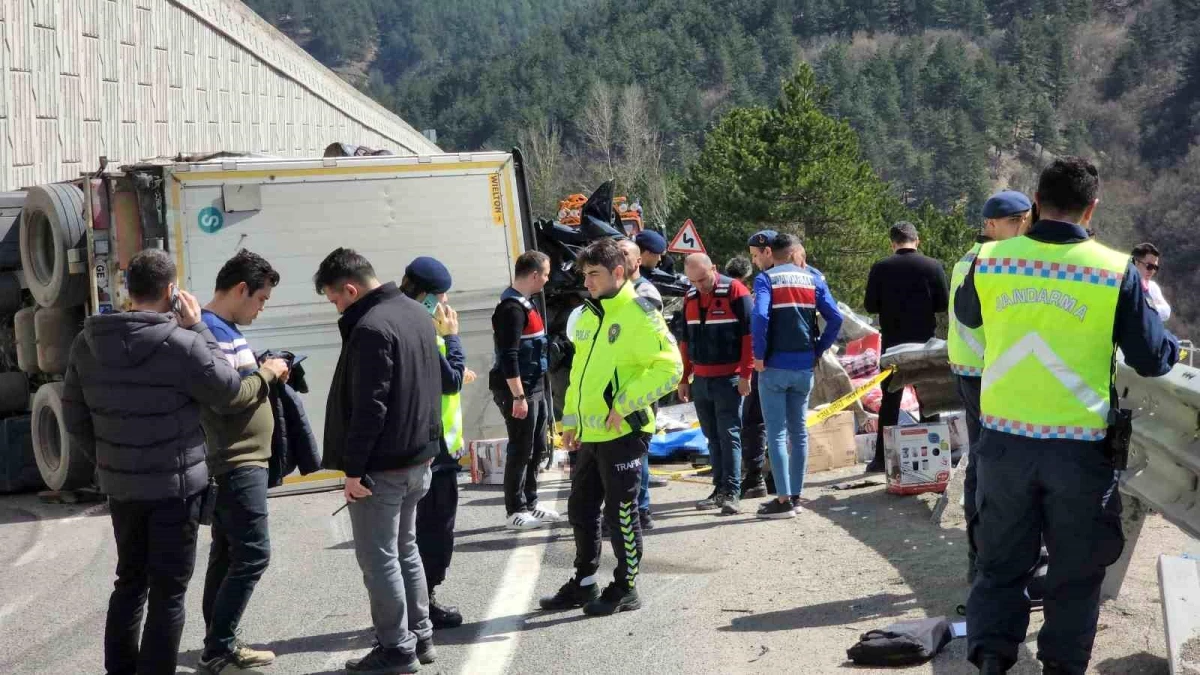 Çankırı-Karabük karayolunda tırın arızalanan otomobilin üzerine devrilmesi sonucu 4 kişi hayatını kaybetti