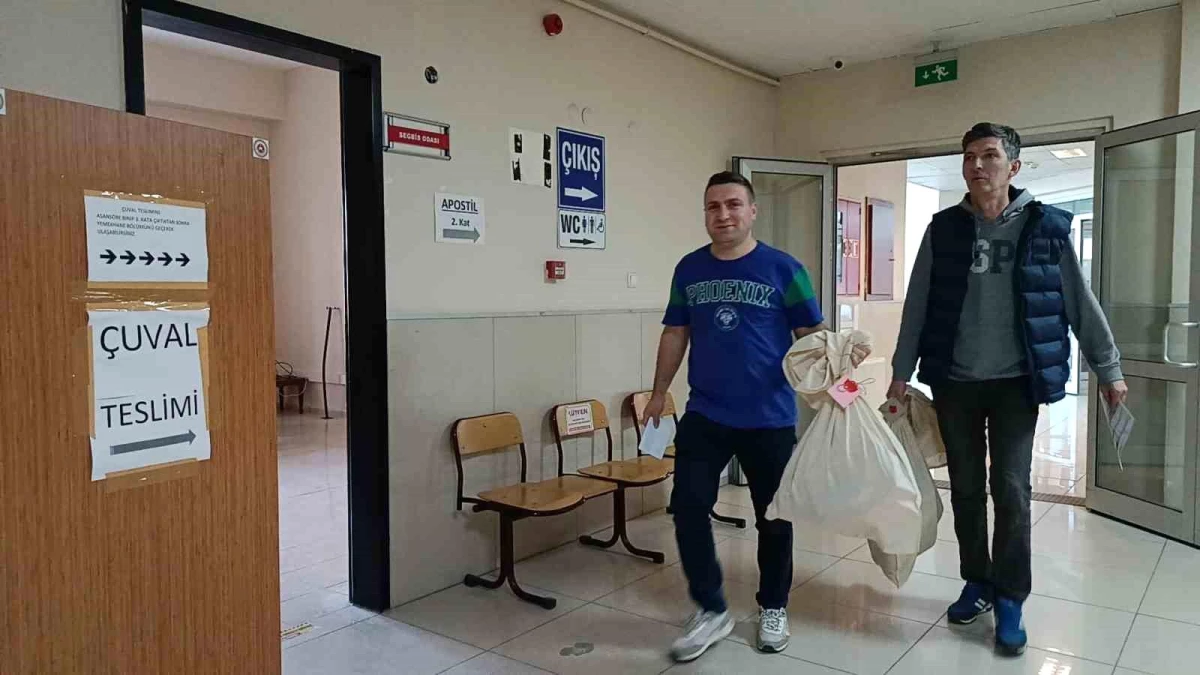 Edirne\'de sandık kurulu başkanlarına malzeme torbaları teslim edildi