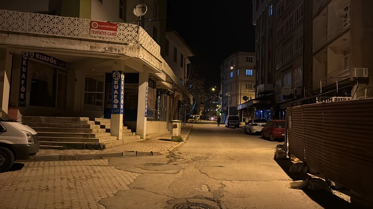 Elazığ\'da 4,7 büyüklüğünde deprem! Vatandaşlar geceyi dışarıda geçirdi