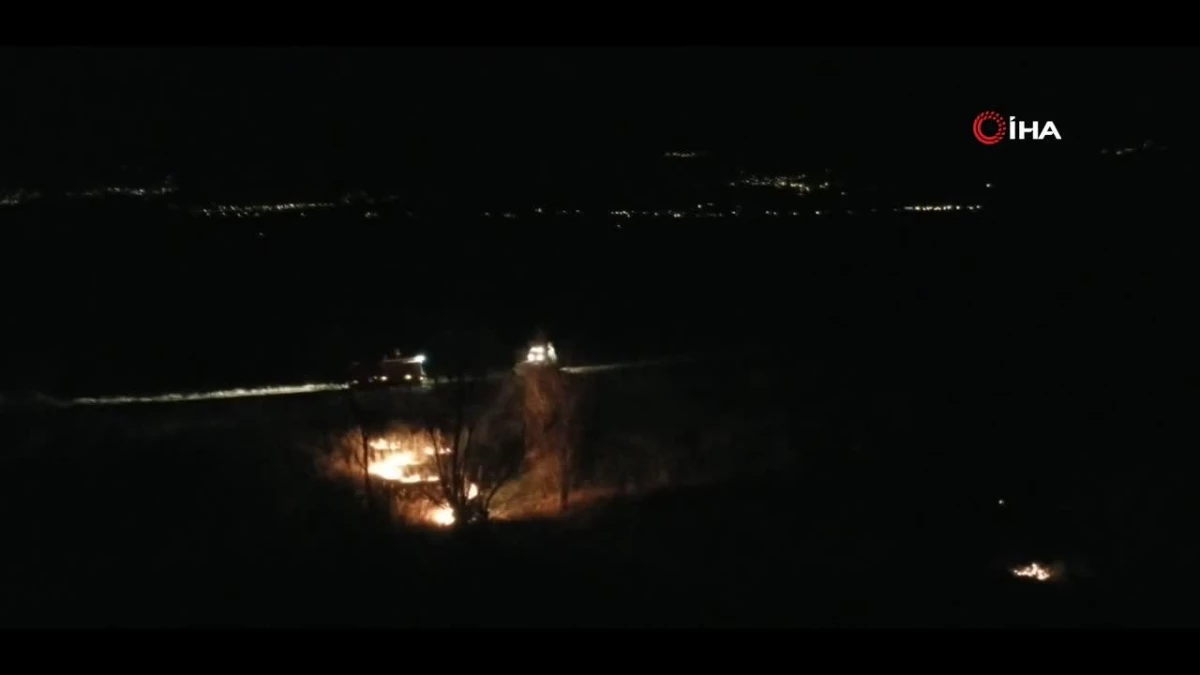 Erzincan\'da örtü yangını geceyi aydınlattı
