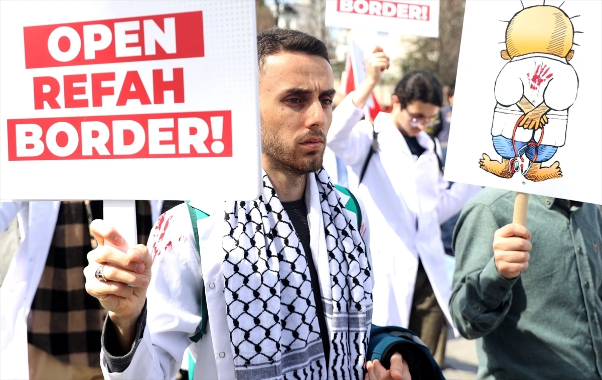 Fatih\'te hekimler İsrail\'in Gazze\'deki soykırımına karşı sessiz yürüyüş gerçekleştirdi