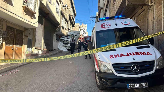 Freni boşalan tır, kadını ezerek öldürdükten sonra eve çarptı Freni boşalan tır, kadını ezerek öldürdükten sonra eve çarptı