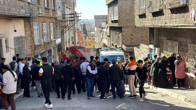 Freni boşalan tır, kadını ezerek öldürdükten sonra eve çarptı Freni boşalan tır, kadını ezerek öldürdükten sonra eve çarptı