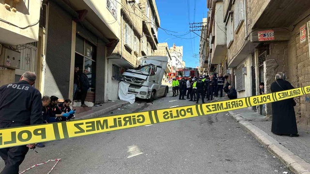 Freni boşalan tır, kadını ezerek öldürdükten sonra eve çarptı Freni boşalan tır, kadını ezerek öldürdükten sonra eve çarptı