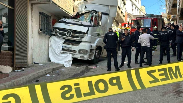 Freni boşalan tır, kadını ezerek öldürdükten sonra eve çarptı Freni boşalan tır, kadını ezerek öldürdükten sonra eve çarptı