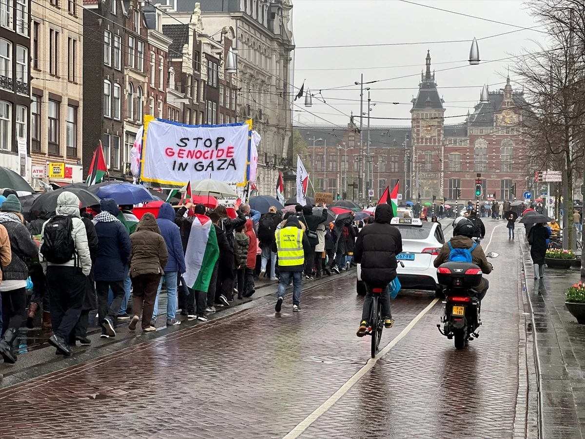 Hollanda\'da İsrail\'in Gazze\'ye saldırıları protesto edildi
