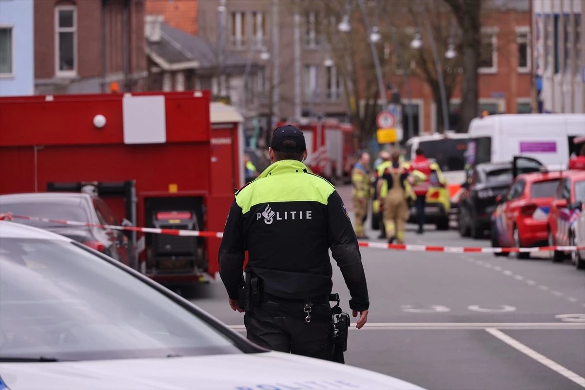 Hollanda\'da bir kafede rehine krizi sona erdi, şüpheli gözaltına alındı