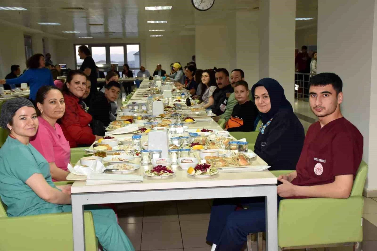 Aydın İl Sağlık Müdürü Dr. Eser Şenkul, hastane personelleri ile iftar ve sahurda buluştu