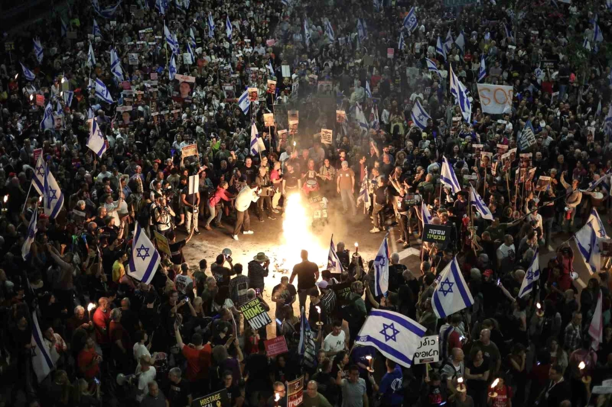 İsrail\'de Binlerce Kişi Netanyahu ve Hükümetini Protesto Etti