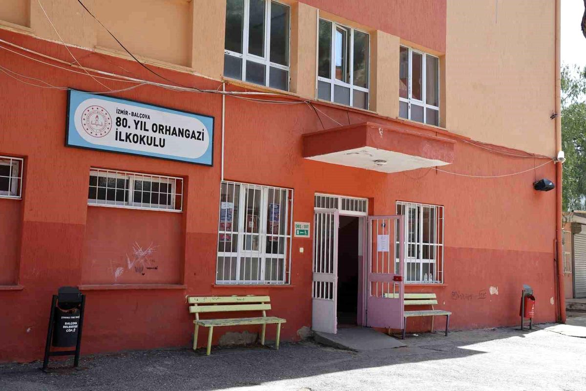 İzmir\'deki okullarda seçim sandıkları kurulmaya başlandı