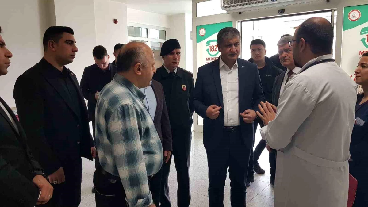 Karabük Valisi Mustafa Yavuz, trafik kazasında yaralanan polis memurlarını ziyaret etti