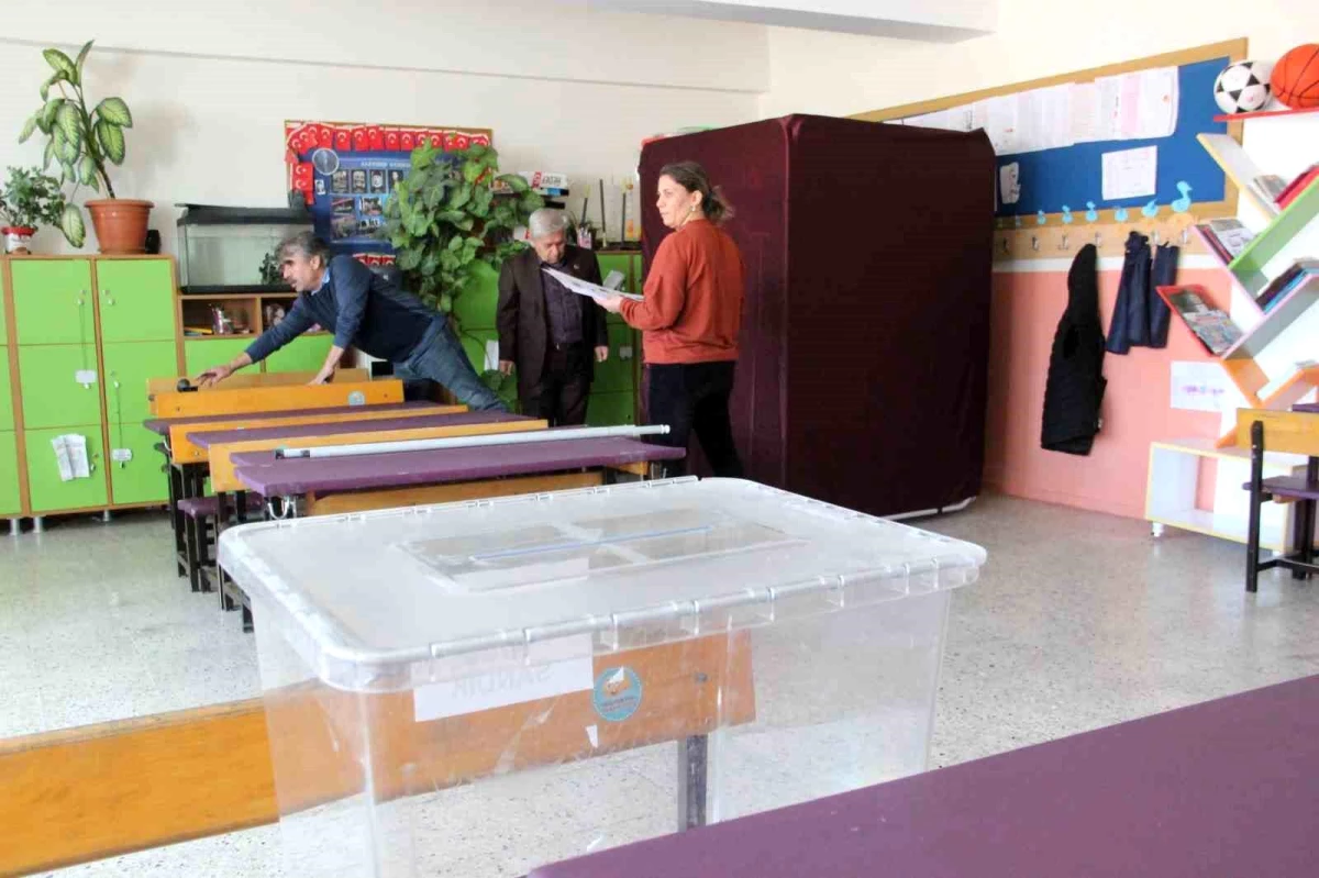 Karaman\'da Mahalli İdareler Seçimleri Öncesi Okullara Sandık ve Oy Kabinleri Yerleştirildi