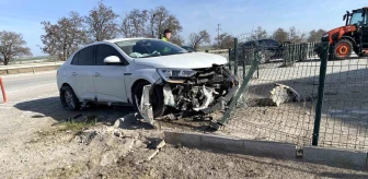 Konya'da Kontrolden Çıkan Otomobilin Çarpması Sonucu 2 Kişi Yaralandı