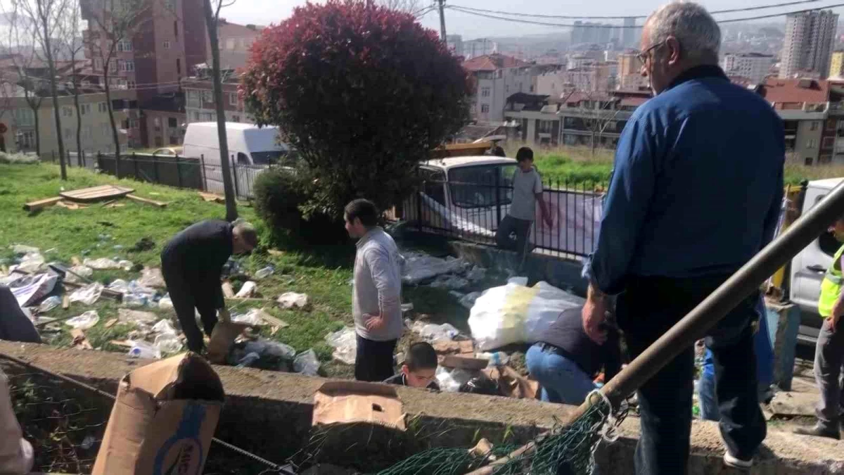 Maltepe\'de su şişesi dolu kamyonet kaza yaptı