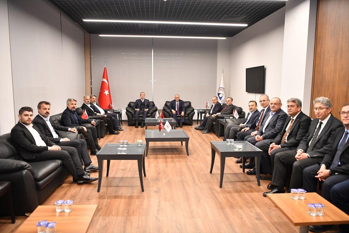 Hulusi Akar ve Memduh Büyükkılıç, ERÜ öğrencileriyle iftar sofrasında buluştu