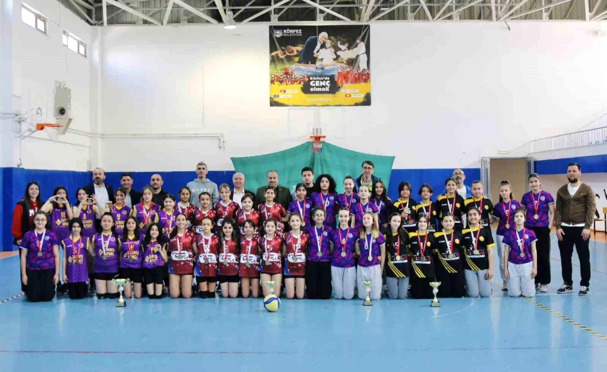 Körfez\'de düzenlenen Ortaokullar 5 ve 6. Sınıflar Arası Küçük Kızlar Voleybol Turnuvası\'nda şampiyon belli oldu