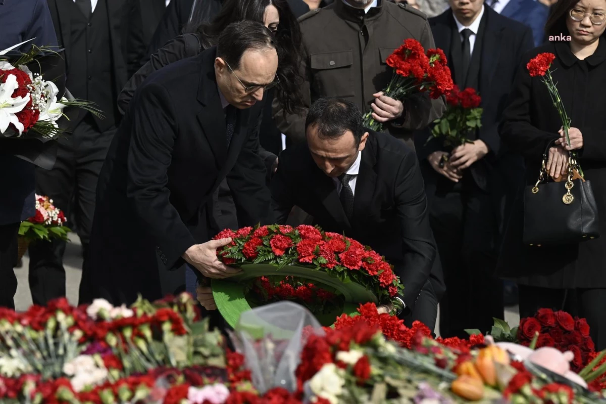 Türkiye\'nin Moskova Büyükelçisi Terör Saldırısı Yerine Çiçek Bıraktı