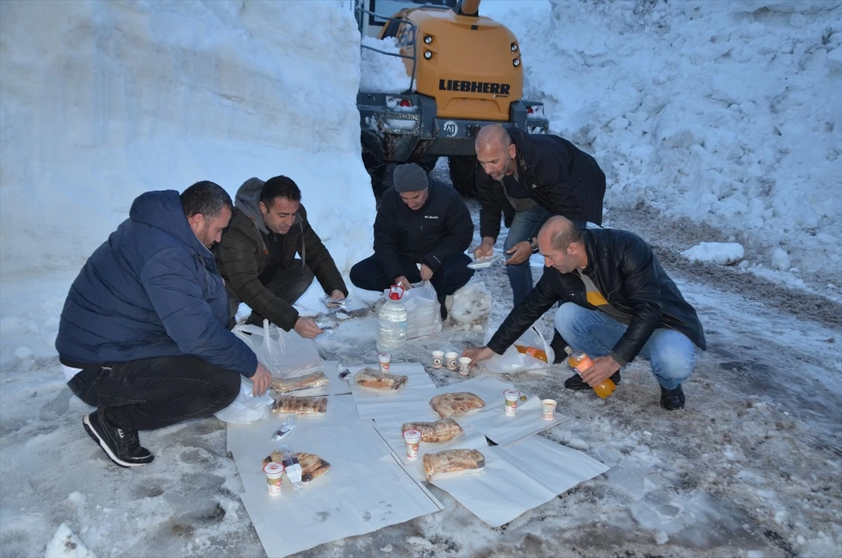 Muş\'ta yoğun kar nedeniyle kapanan yolun ulaşıma açılması için çalışan ekipler iftar yaptı