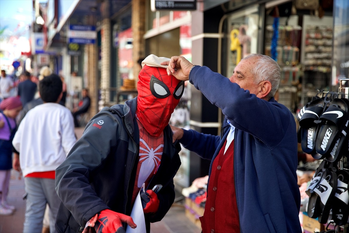 Osmaniye\'de "örümcek adam" kostümü giyen Ayaz Koç, çocuklarla buluştu