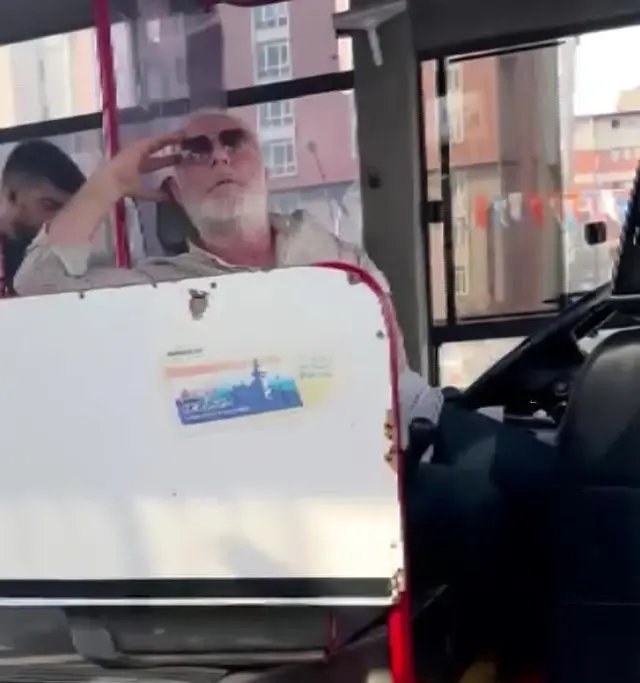 Otobüs şoförü, bebek arabası katlanmayınca 1 aylık bebek ile kadınları araçtan indirdi: Seni mermi manyağı yaparım