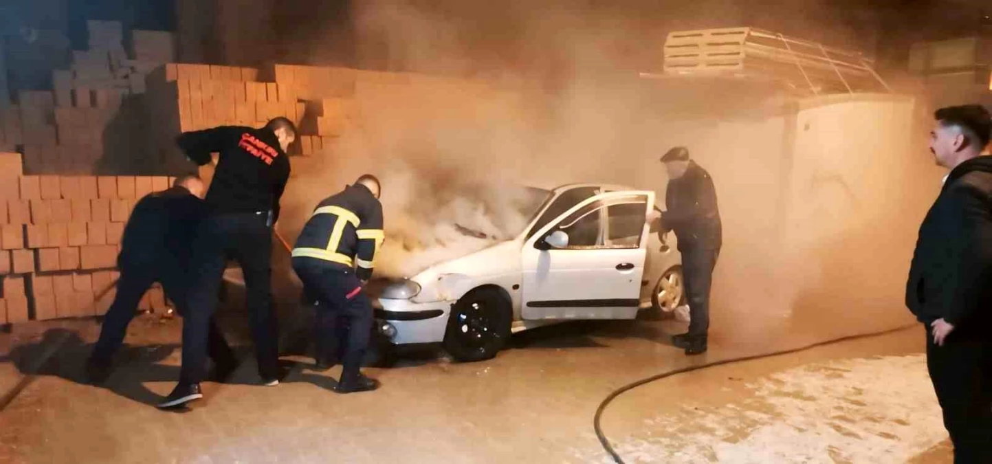 Çankırı\'da Otomobil Yangını İtfaiye Tarafından Söndürüldü