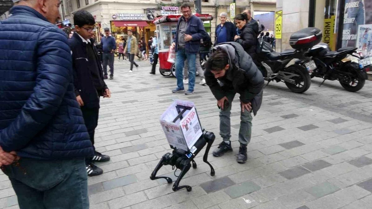 Taksim\'de kayıp ilanıyla gezen robot köpek ilgi odağı oldu