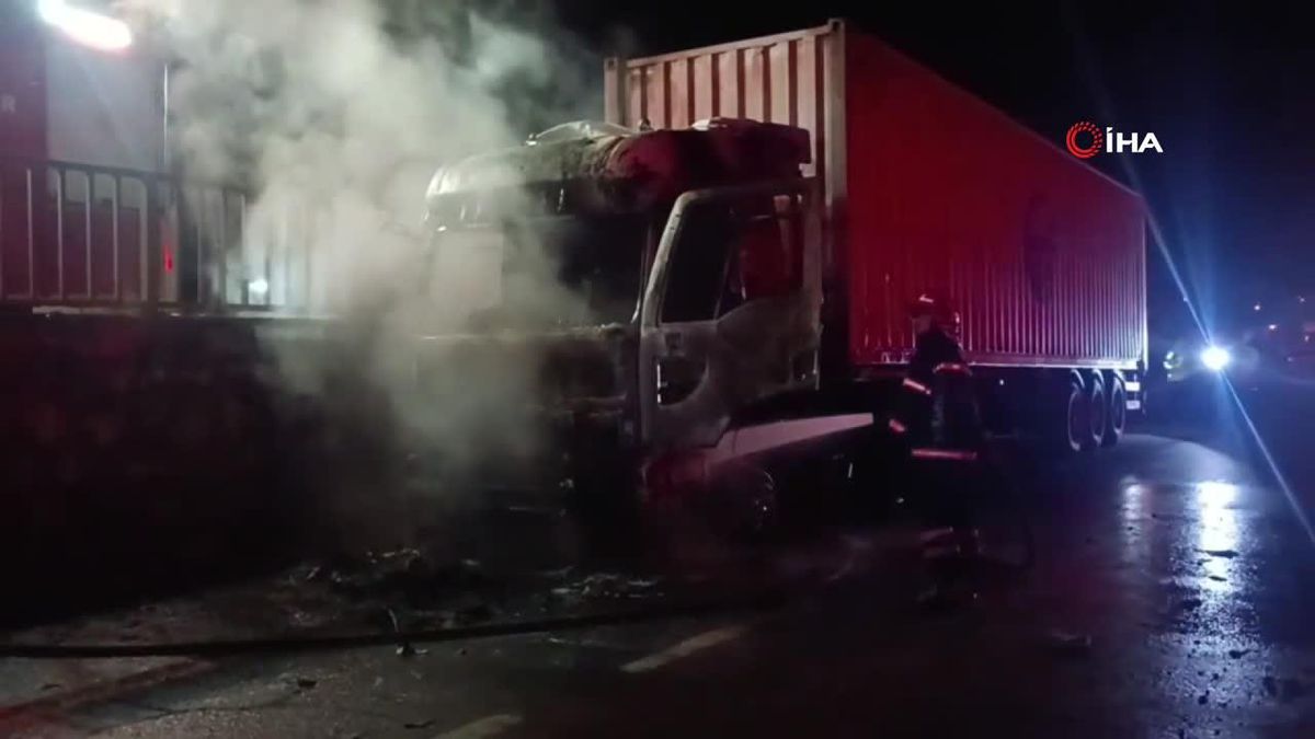 Seyir halindeyken yanan tır küle döndü