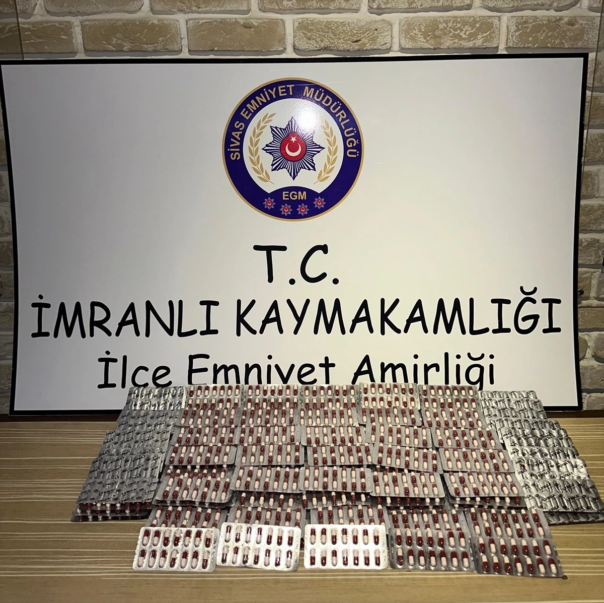 Sivas İmranlı\'da Uyuşturucu Operasyonu: 2 Bin 147 Hap Ele Geçirildi, 2 Şüpheli Tutuklandı