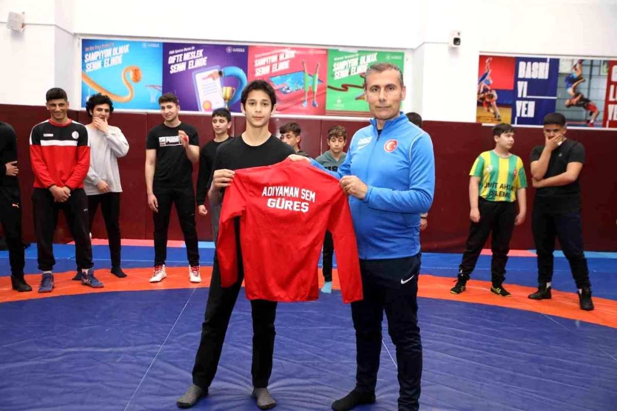 Gençlik ve Spor Bakanlığı, güreş sporcularına malzeme desteği sağladı