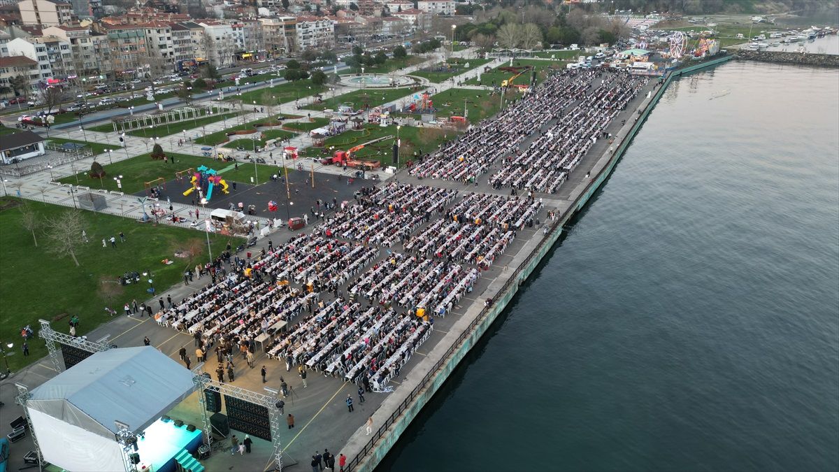 Tekirdağ\'da 10 Bin Kişi Bir Arada İftar Yaptı