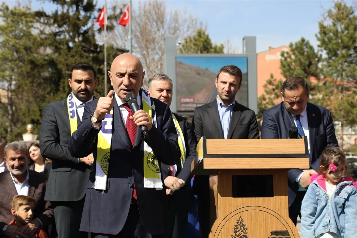 Cumhur İttifakı\'nın Ankara Büyükşehir Belediye Başkan adayı Turgut Altınok, Çubuk\'ta Sevgi Yürüyüşüne katıldı