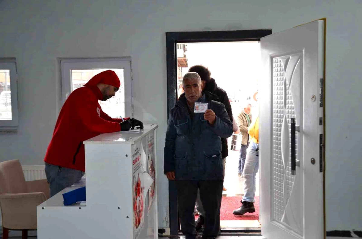 Türk Kızılayı, Muş\'ta bin 200 aileye sıcak yemek dağıtıyor