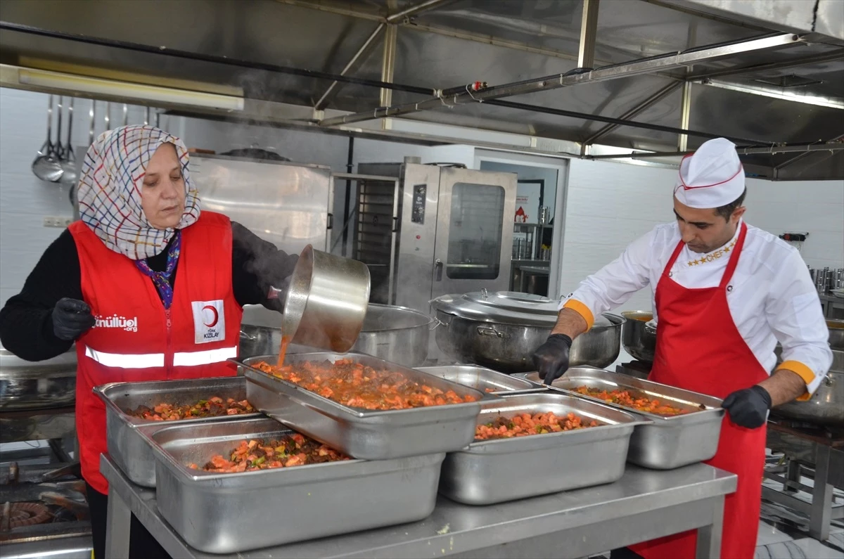 Türk Kızılay, Muş\'ta ihtiyaç sahibi ailelere sıcak yemek ulaştırıyor