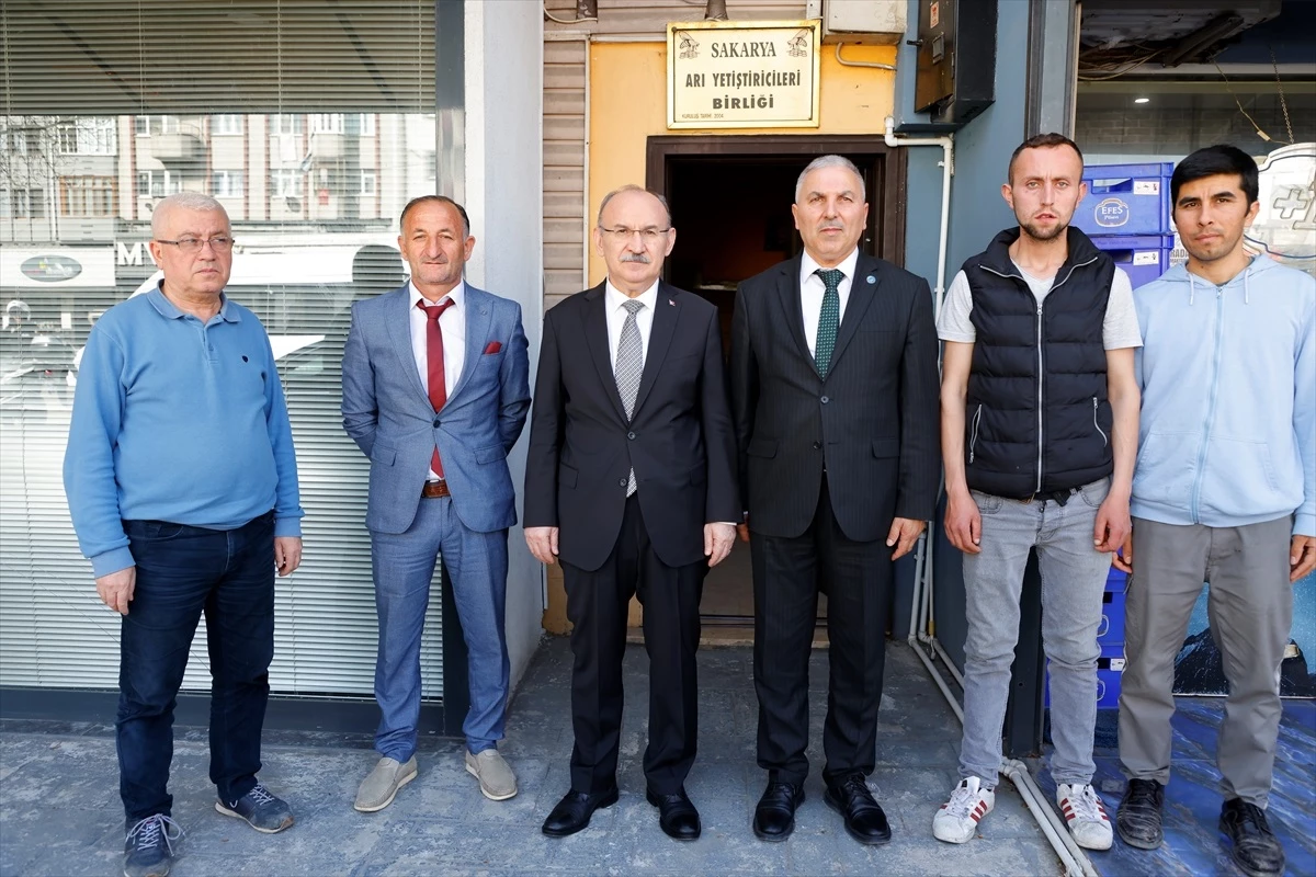 Sakarya Valisi Yaşar Karadeniz, Sakarya Arı Yetiştiricileri Birliği\'ni ziyaret etti