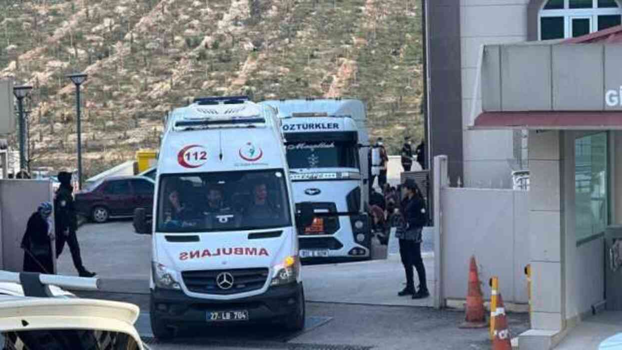 Yakıt tankerinin içinde yakalanan 52 düzensiz göçmenden 2'si havasızlıktan hayatını kaybetti Yakıt tankerinin içinde yakalanan 52 düzensiz göçmenden 2'si havasızlıktan hayatını kaybetti